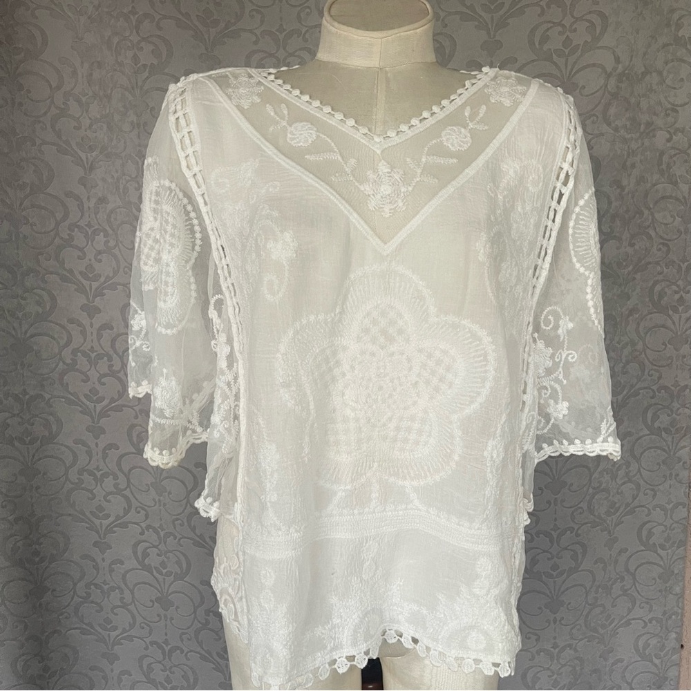 Anthropologie Kindred White Crochet Detail Vneck Blouse Size Small
